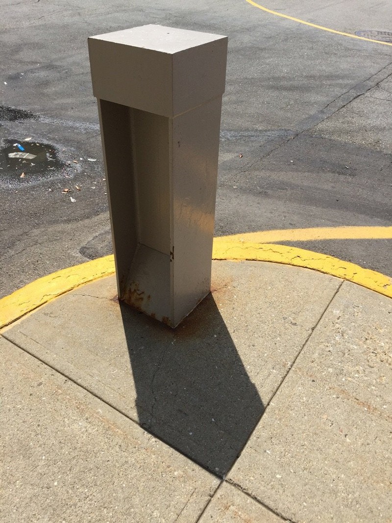 Ein Schatten auf dem Gehweg, der einen auf merkwürdige Art zufriedenstellt
