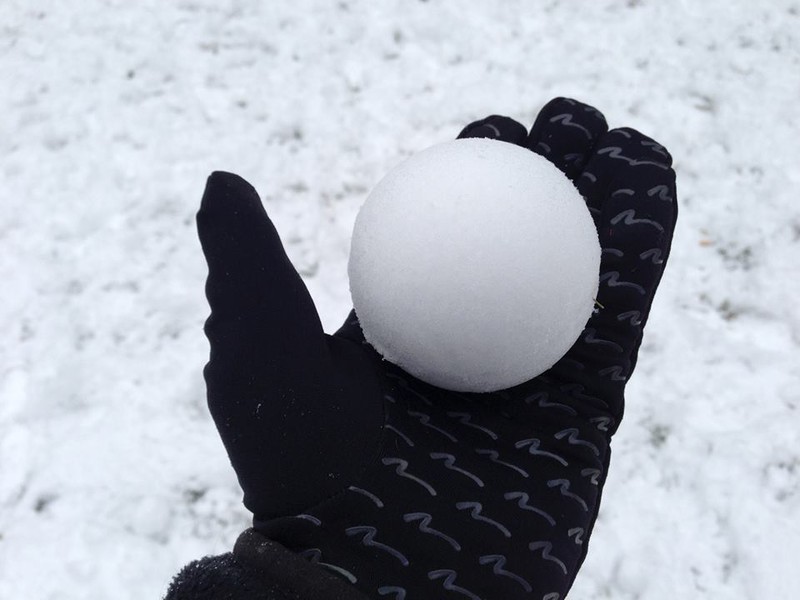 Ein Schneeball, der perfekt geformt ist und einem ein gutes Gefühl gibt