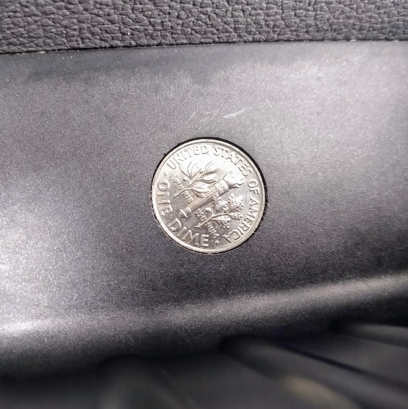 Eine Münze, die perfekt auf das Armaturenbrett eines Autos passt und einem ein gutes Gefühl gibt.