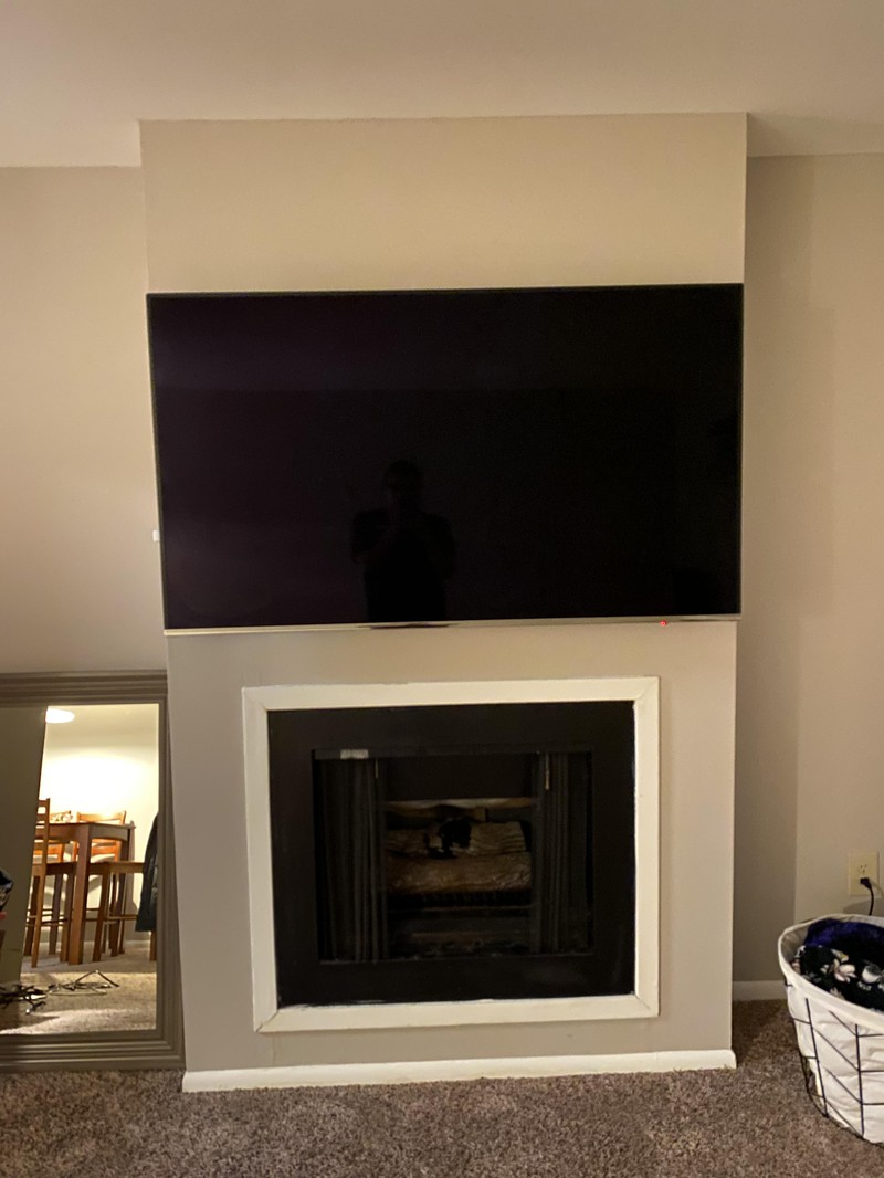Ein Fernseher, der perfekt auf die Länge der Wand passt und einem ein gutes Gefühl gibt