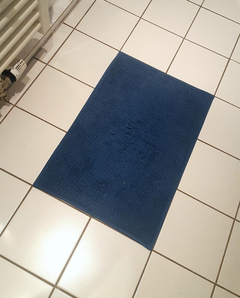 Eine Badezimmer-Matte, die sich perfekt den Fliesen anpasst und einem das ein gutes Gefühl gibt