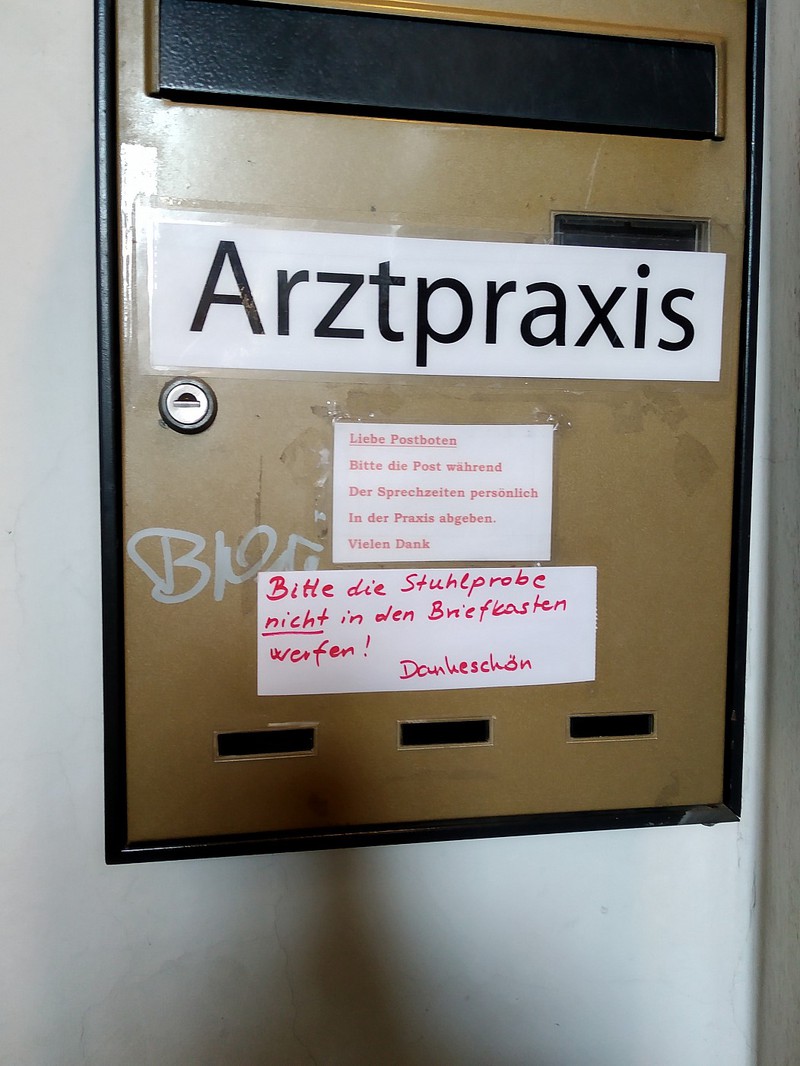 lustige Schilder beim Arzt