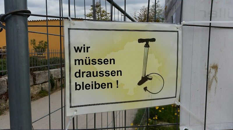 Schild zeigt, dass Fahrradpumpen auf einem Gelände verboten sind
