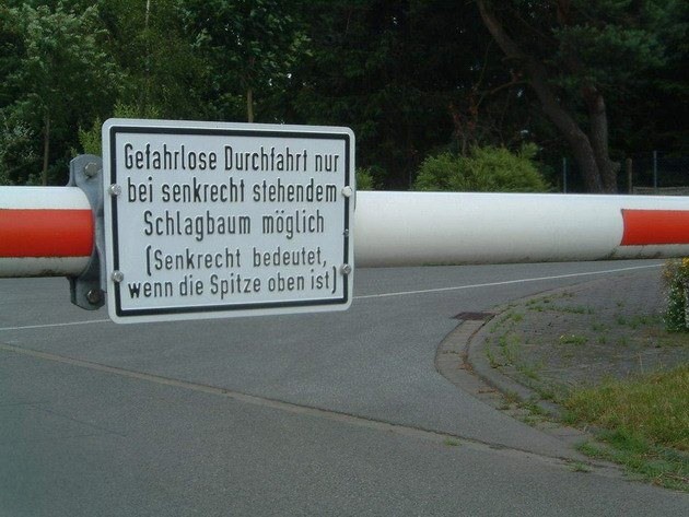 lustiges Schild an einer Schranke