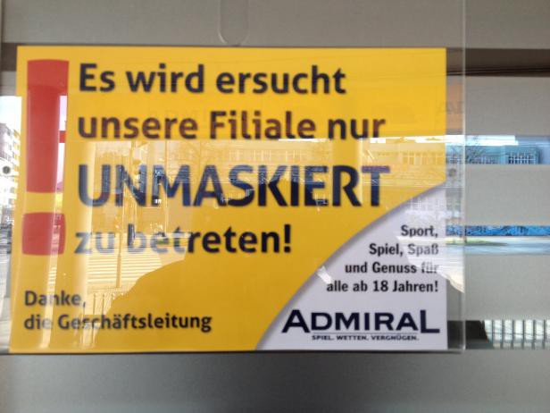 lustiges Schild warnt vor maskierten Männern