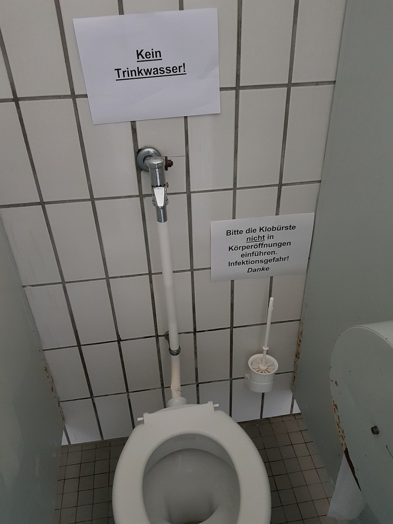 lustiges Schild auf toilette verbietet Wasser aus der toilette zu trinken