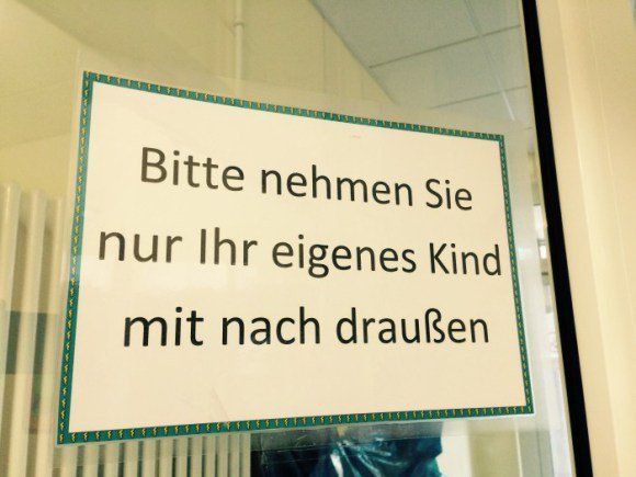 Auf dem lustigen Schild steht, dass man nur seine eigenen Kinder mit nach Hause nehmen sollte