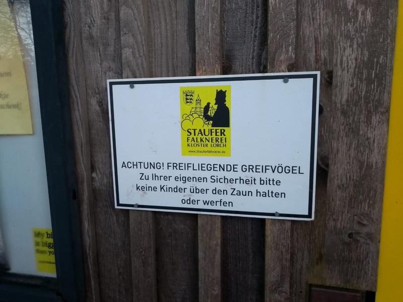 Schild warnt vor Greifvögeln