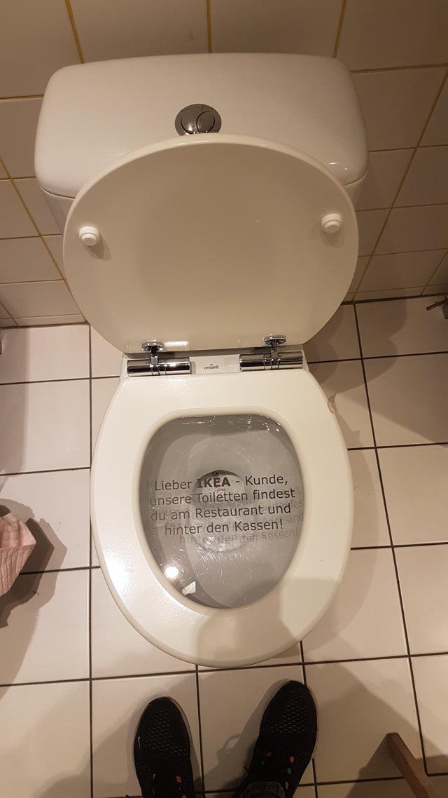 Schild bei Ikea, das davor warnt die Toilette zu benutzen
