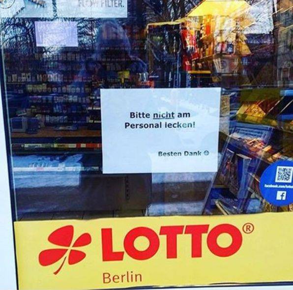 Schild warnt davor das personal zu lecken
