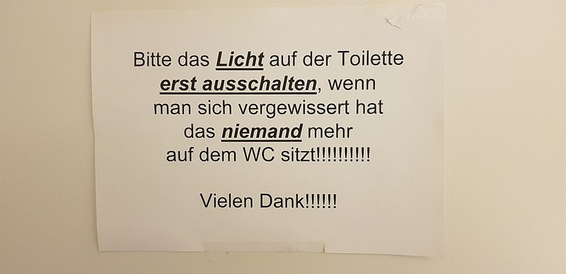 lustiges Schild auf einer Toilette