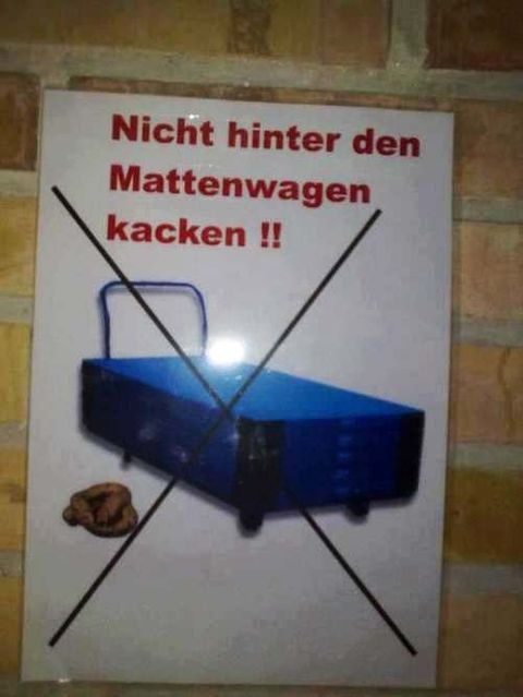 lustiges Schild in einer Sporthalle