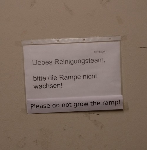 Auf dem lustigen Schild hat man den Text falsch übersetzt