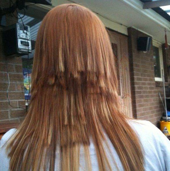 Frau, die eine schlimme Frisur geschnitten bekommen hat