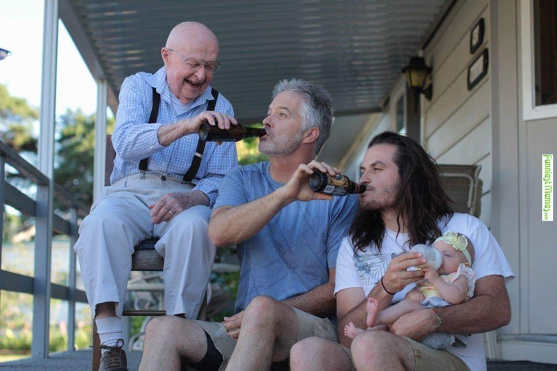 Vier Generationen trinken gleichzeitig aus der Flasche