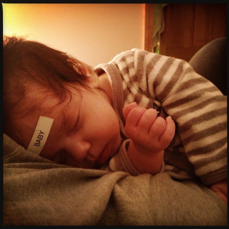 Vater beschriftet sein Baby mit der Aufschrift Baby