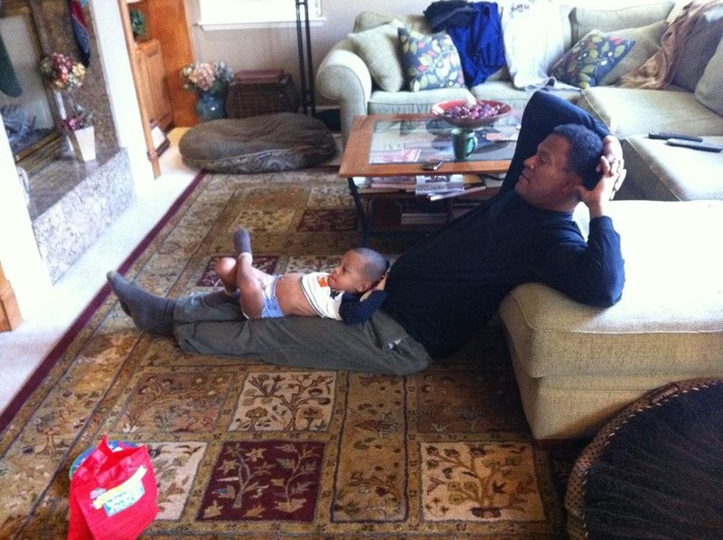 Vater und Sohn entspannen in gleicher Pose
