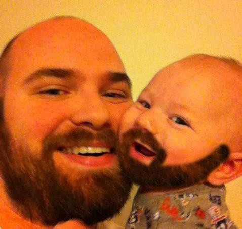 Vater und Baby tragen beide einen Bart