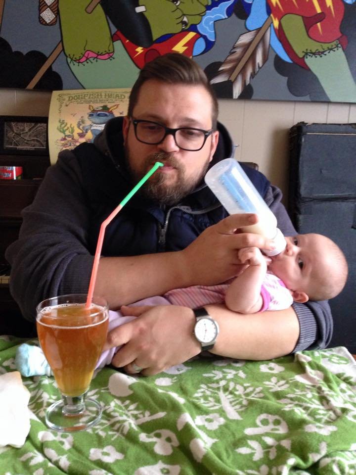 Vater und Kind trinken gleichzeitig Milch und Bier