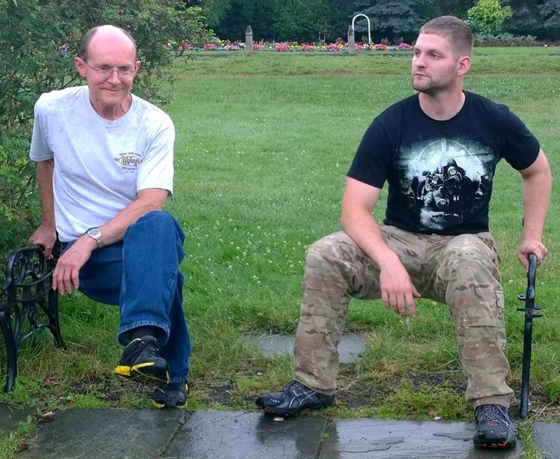 Vater und Sohn setzen sich auf eine unsichtbare Bank