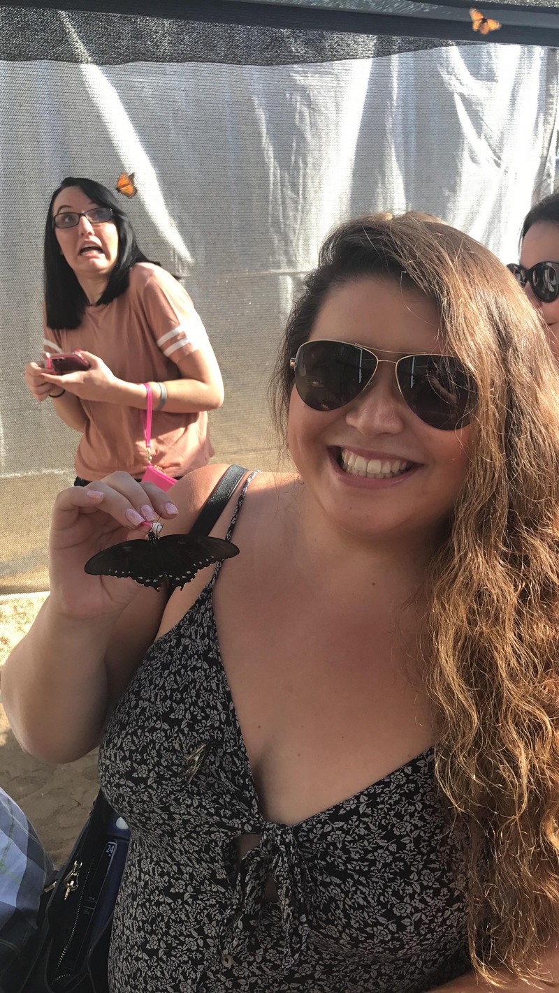 Eine junge Frau liebt die Schmetterlinge, doch im Hintergrund sieht es anders aus