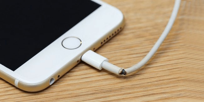 Iphone-Kabel, das umgeklickt ist