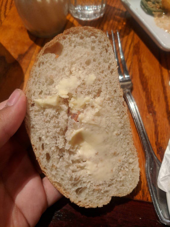 Kalte Butter, die das Brot zerrissen hat