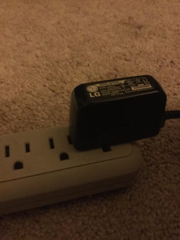 Ein Stecker, der eine Steckdose blockiert