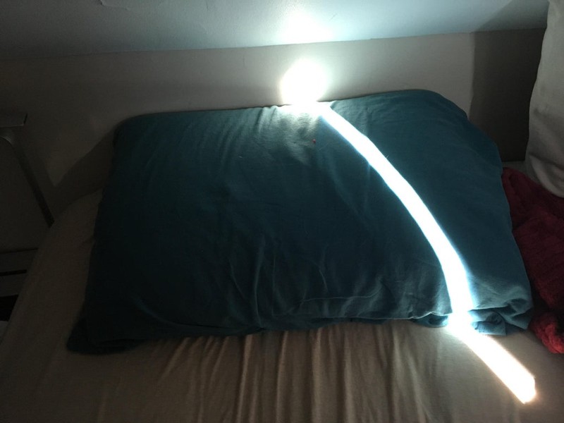 Ein Kissen, auf das ein Lichtstrahl fällt