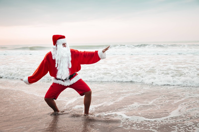 Als Weihnachtsmann am Strand erlebt man die merkwürdigsten Dinge.