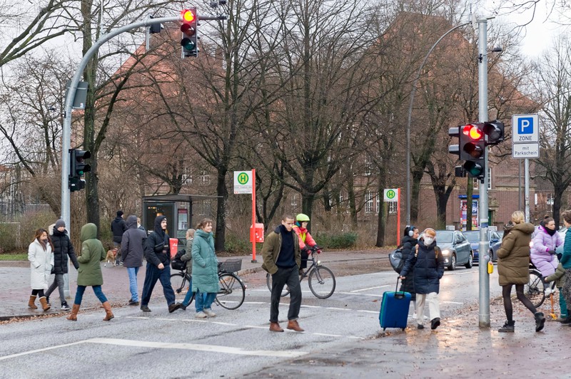 An einer Ampel in Hamburg werden Fußgänger*innen und Co. bevorzugt. Autos müssen hingegen warten