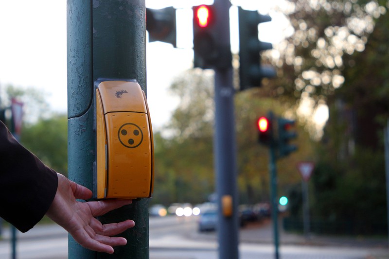 Eine Fußgänger-Ampel mit einem Knopf für Blinde