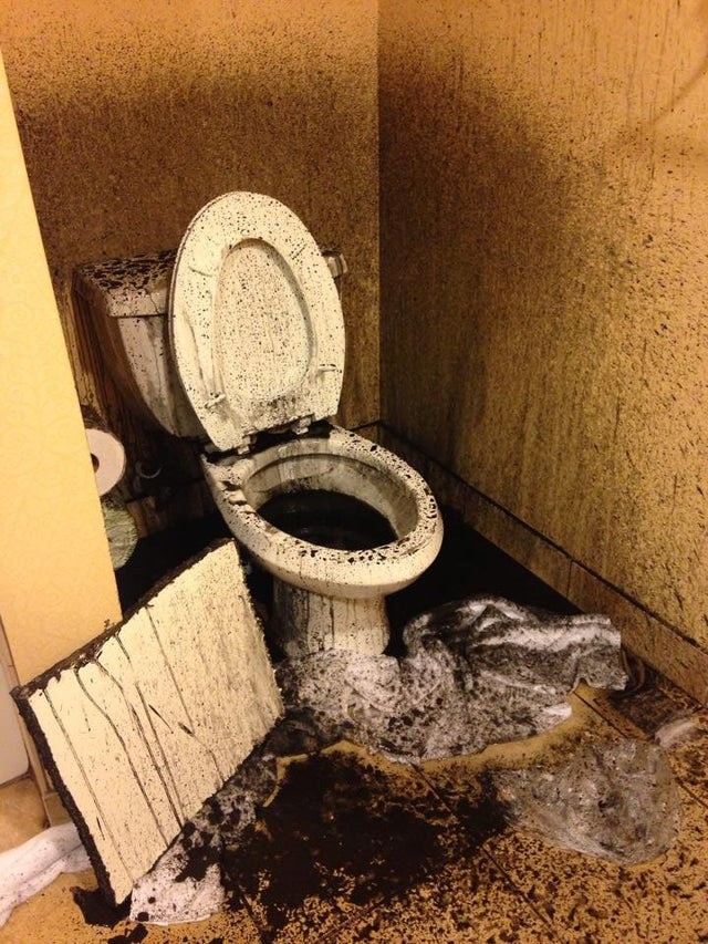 Wie eklig: Zumindest die Toilette im Hotelzimmers sollte sauber sein.