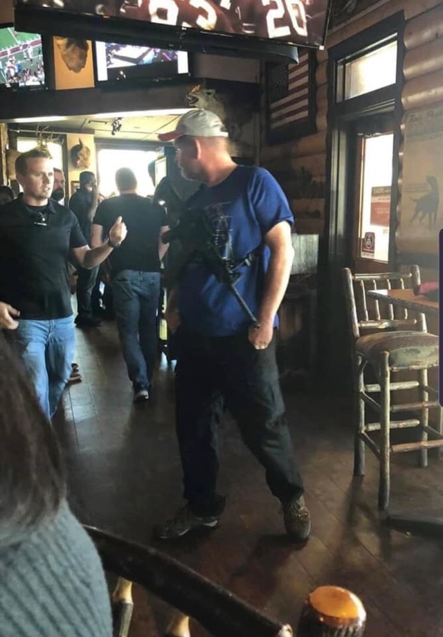 Besucher kommt mit einer furchtbaren Waffe in ein Restaurant