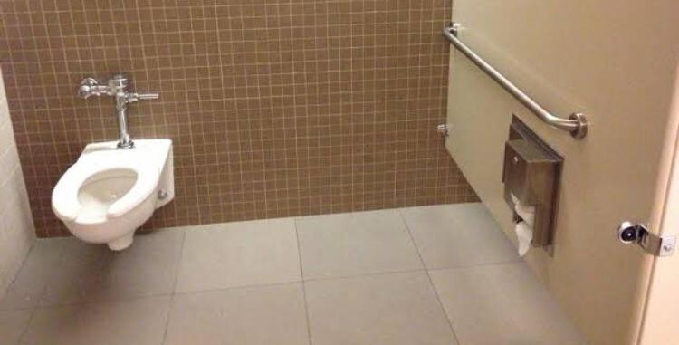 Wenn die einzige Aufgabe war, die Toilette neben das Toilettenpapier zu bauen, dann hat man hart versagt.