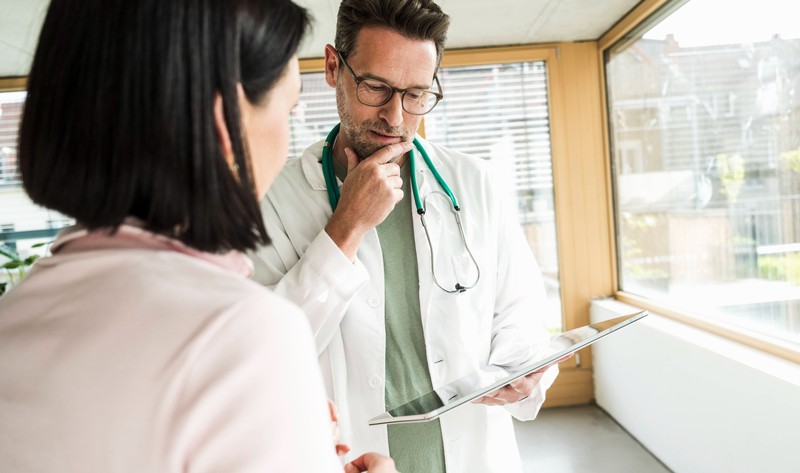 Bei manchen Patient*innen fallen gleich ganze Körperteile ab, was auch für die Krankenschwestern eine schlimme Erfahrung ist.
