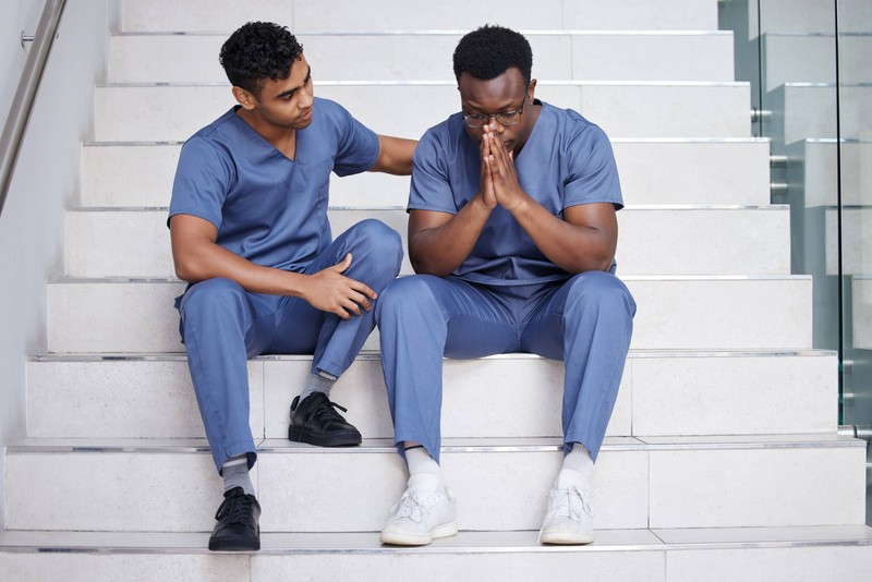 Manchmal dauert es, bis Patient*innen gefunden werden. Das kann ganz schön ekelhaft sein.