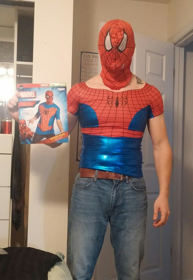 Ein Mann hat online ein Spiderman Kostüm gekauft