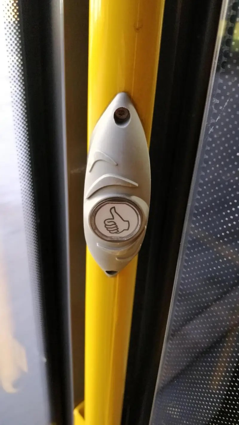 Es ist ein Knopf im Bus zu erkennen, mit dem man sich beim Busfahrer bedanken kann, damit auch er mal Lob erhält