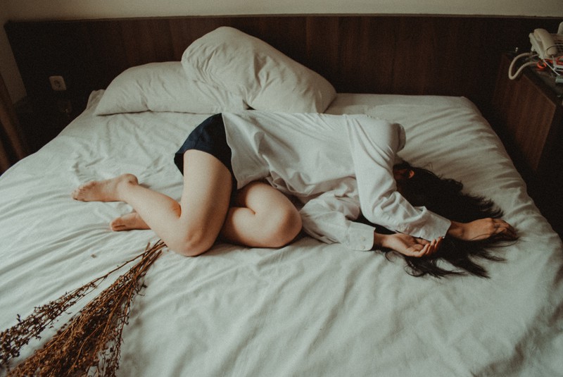 Man sieht eine Frau die sich im Schlaf die Hosen voll gemacht hat und der Reddit-User es ihr nicht gesagt hat