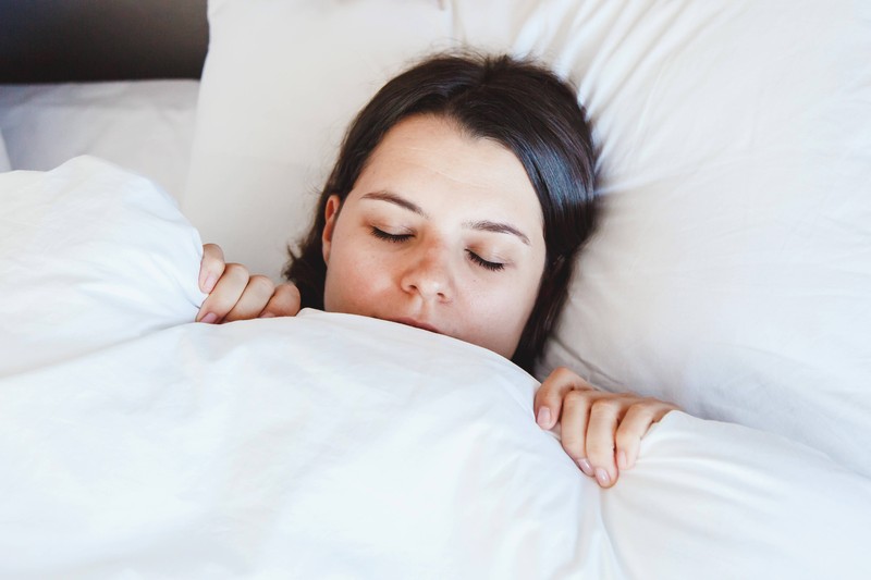 Man sieht eine Frau die sich im Schlaf die Hosen voll gemacht hat und der Reddit-User es ihr nicht gesagt hat