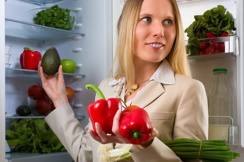 Auch feuchte Lebensmittel in den Kühlschrank zu räumen ist nicht richtig und kann zu Problemen des Haushaltsgeräts führen.