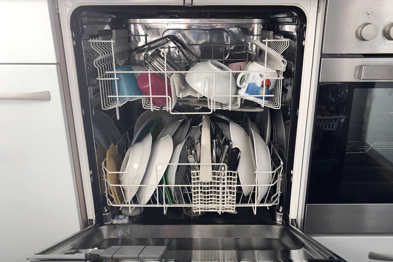 Einräumen der Geschirrspülmaschine ist nicht ganz so einfach, wie du vielleicht denkst. Ein paar Fehler und dein Geschirr wird dreckig bleiben.