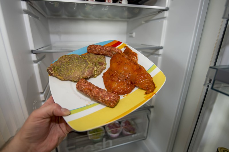 Mach nicht den Fehler, dein heißes Essen in den Kühlschrank zu stellen. Das Gerät ist damit überfordert und muss unnötig lange versuchen, das Gericht runterzukühlen.
