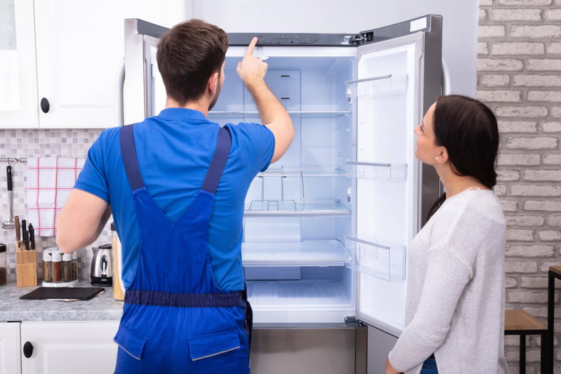 Wenn dein Kühlschrank falsch aufgestellt wird, muss er zu viel Energie aufwenden, um zu kühlen.
