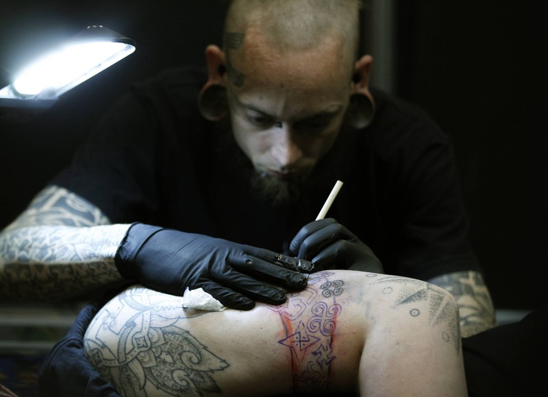 Ein Tätowierer, der ein super schräges Tattoo stechen soll, was ihm eine schräge Tattoo-Story auf Reddit beschert hat