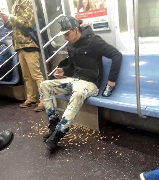 Der Mann findet keinen Mülleimer, also wirft er die Pistazien auf den Boden der U-Bahn.