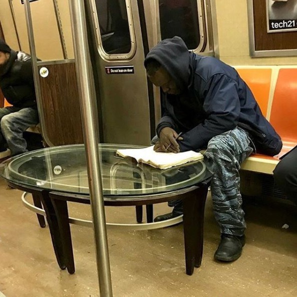 Der Mann hat die U-Bahn zu seinem Wohnzimmer umfunktioniert