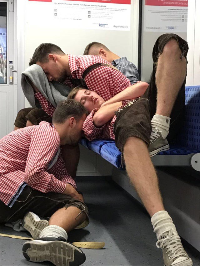 Männer schlafen in der Bahn auf dem Boden