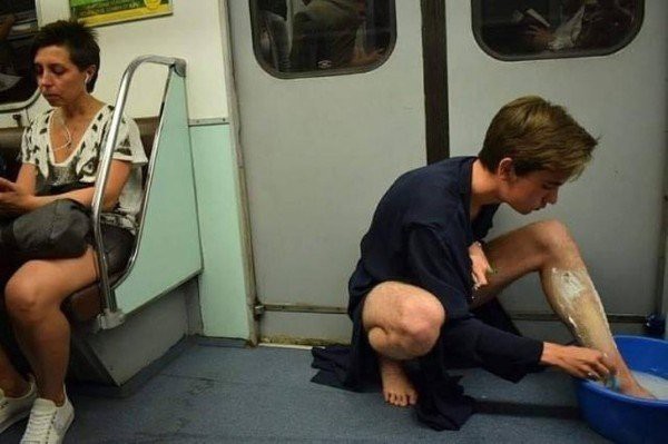 Man kann die Zeit in der U-Bahn nutzen und sich die Beine rasieren.